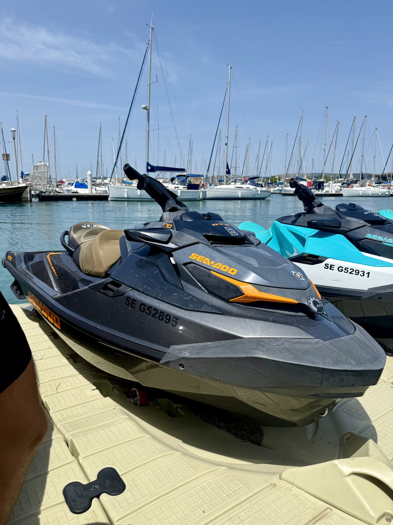 Jet ski Sea-Doo Mer Adventure amarré au port de Frontignan