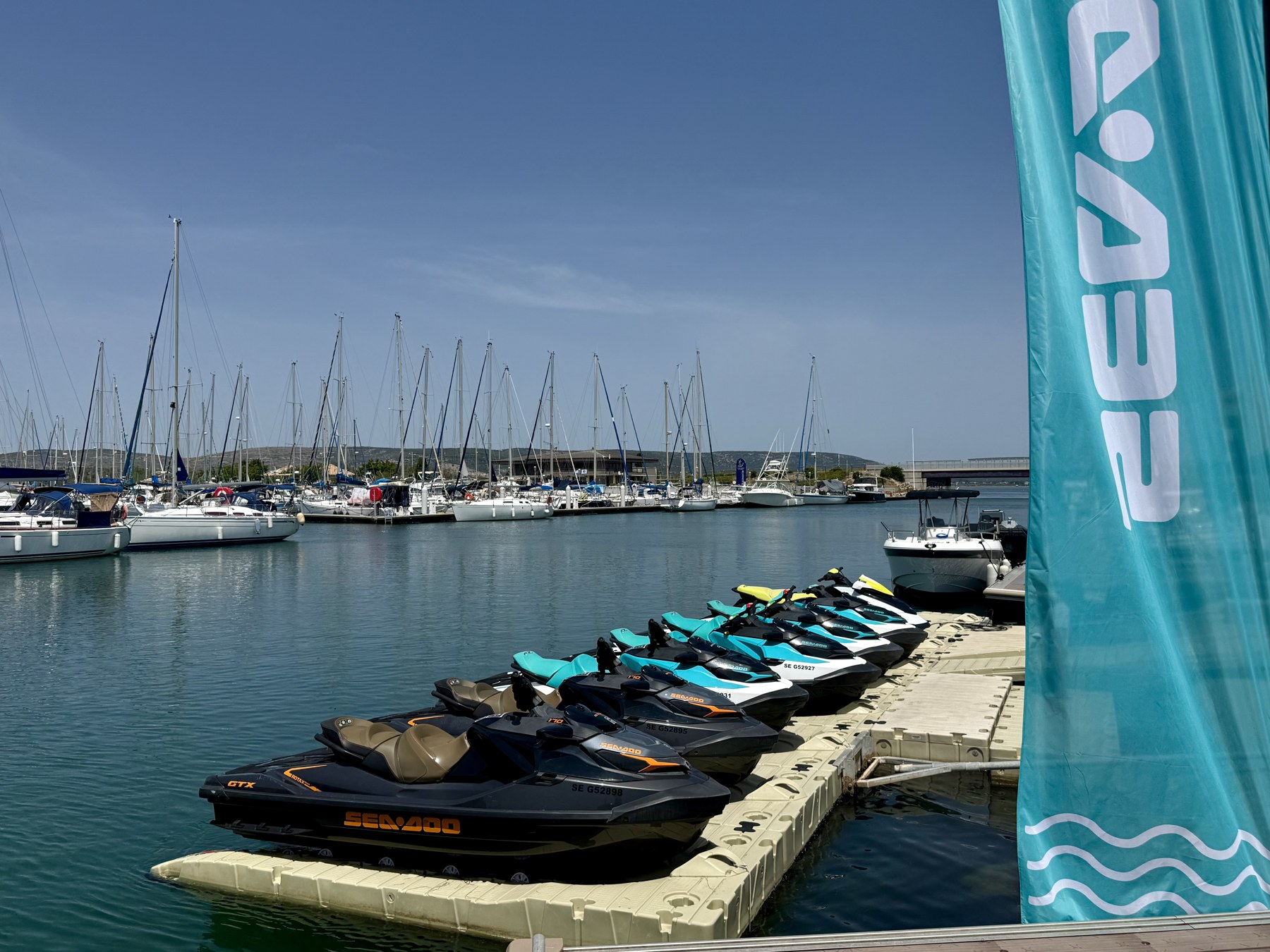 Flotte de jet skis Sea-Doo Mer Adventure prête au départ à Frontignan-Plage
